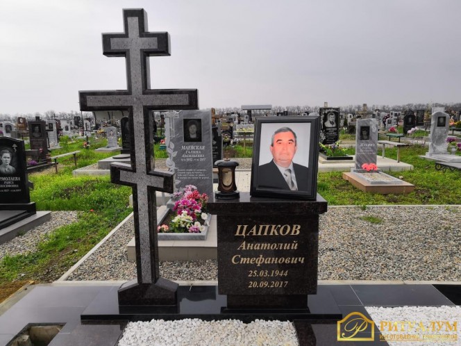 Памятник с крестом из дымовского гранита